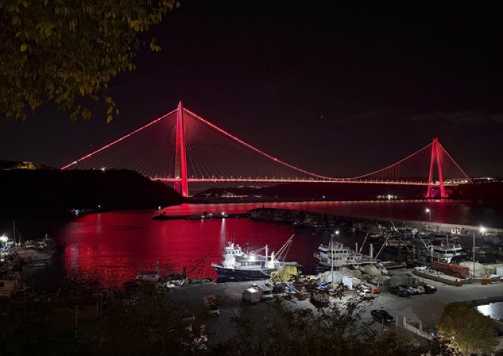 Türkiye’nin Sembol Yapıları Kızılay Kırmızısı İle Işıklandırıldı