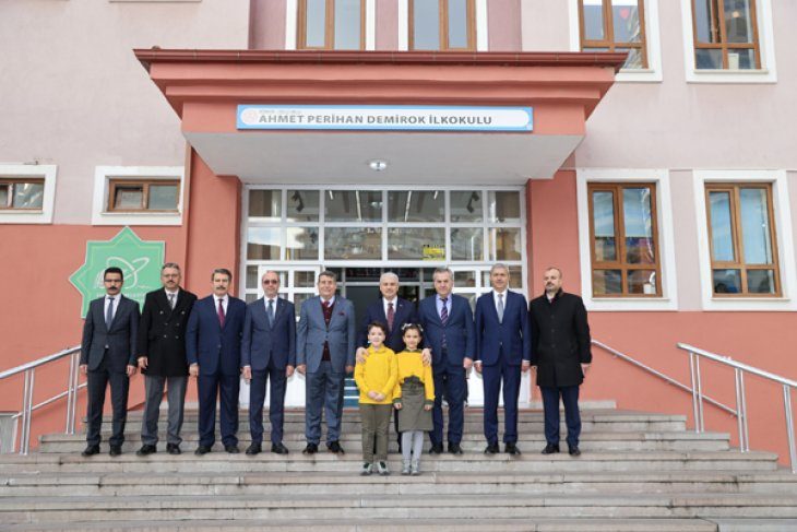 Konya protokolü çocuklara karnelerini dağıttı