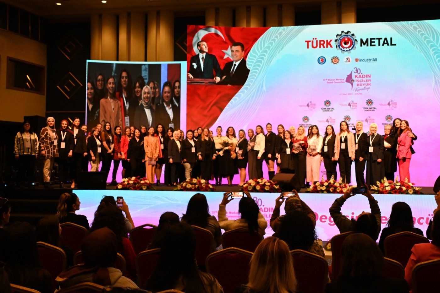 O Kadınlar İçlerindeki Işığı Metale Yansıttılar