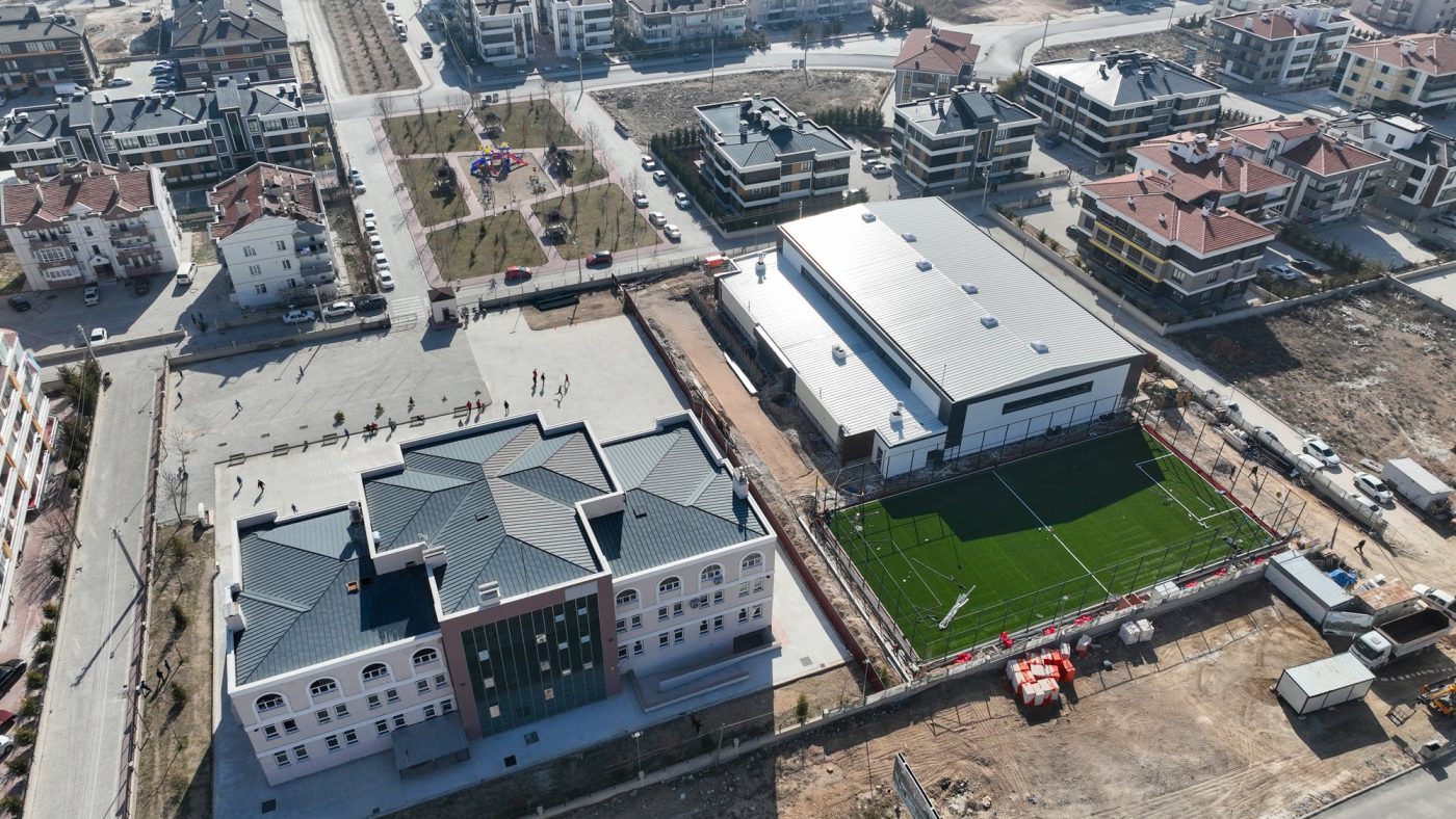 Spor Salonu Ve Suni Çim Sahası Tamamlanıyor