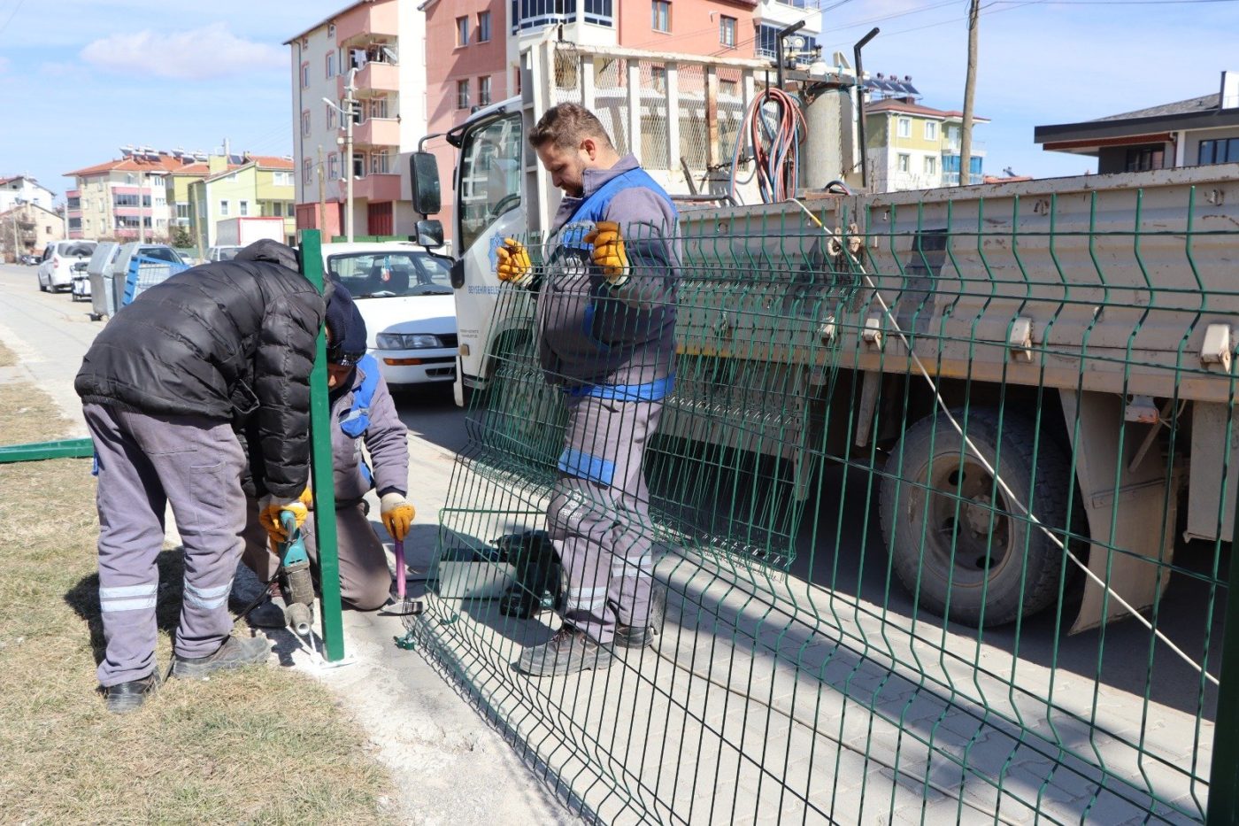 Beyşehir’de Çocuk Parklarına Tel Örgü Güvenliği