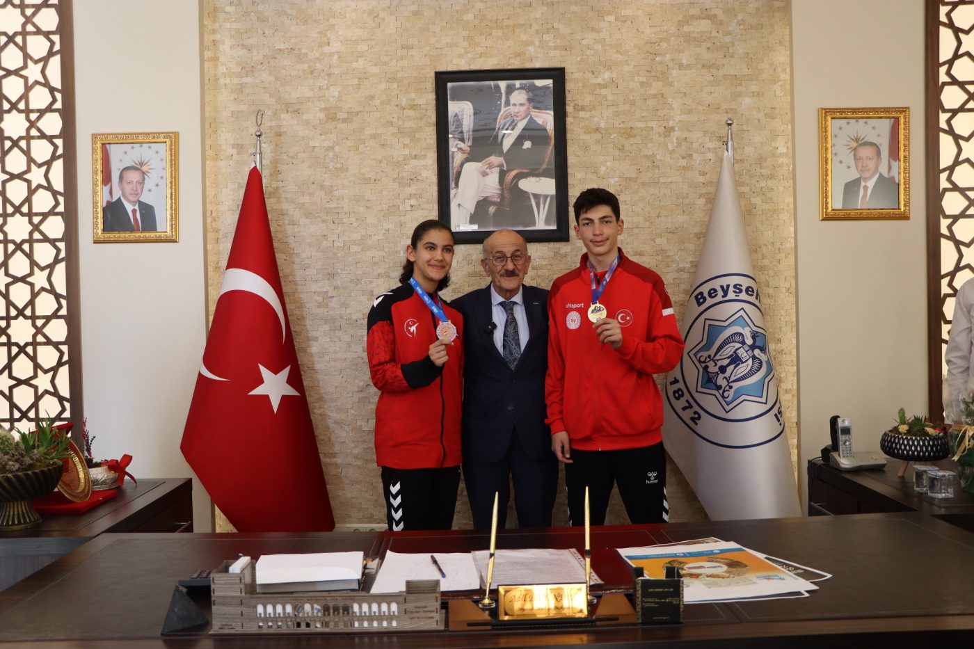 Şampiyon Sporcular Başkan Bayındır’ı ziyaret etti