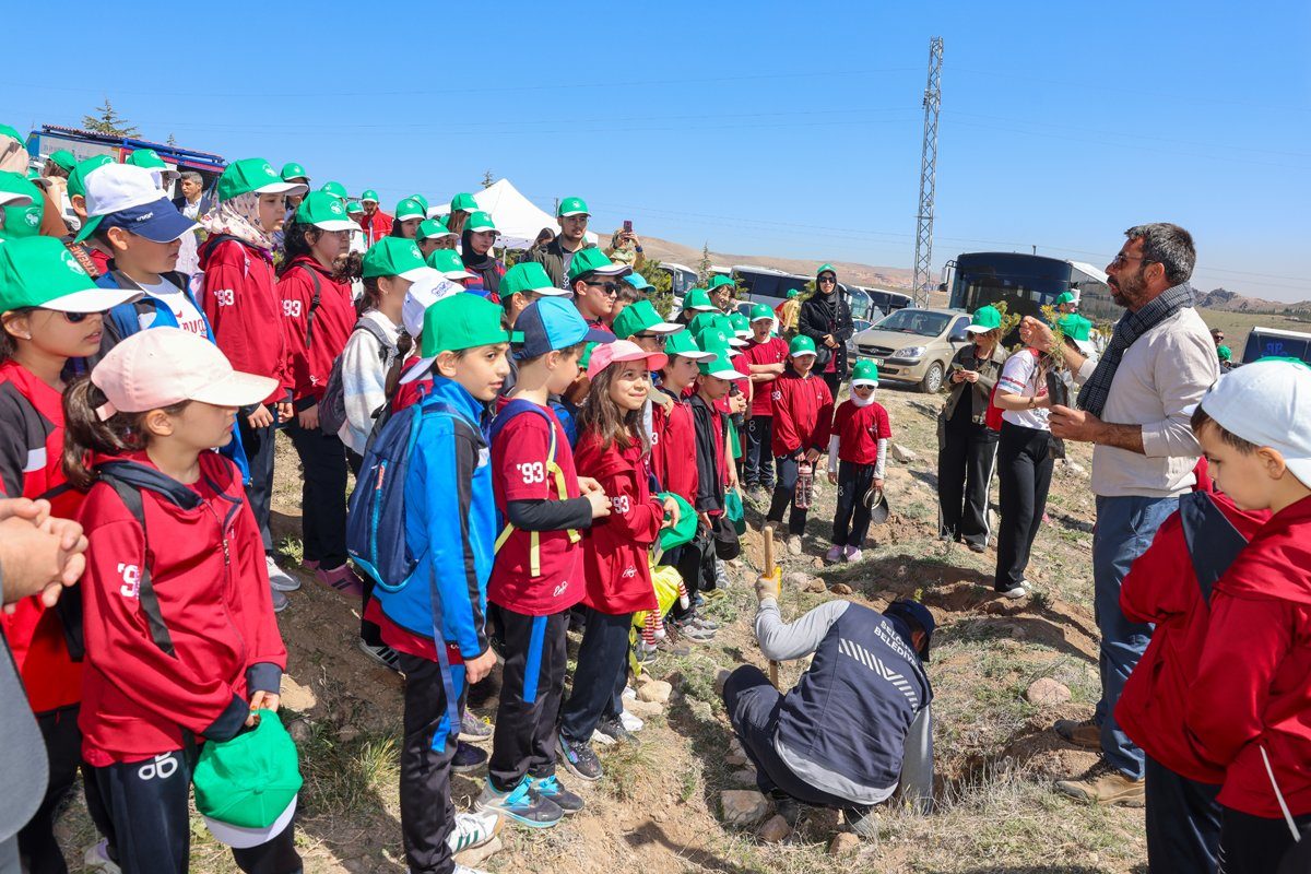 650 Çevre Gönüllüsü 2000 Fidanı Toprakla Buluşturdu