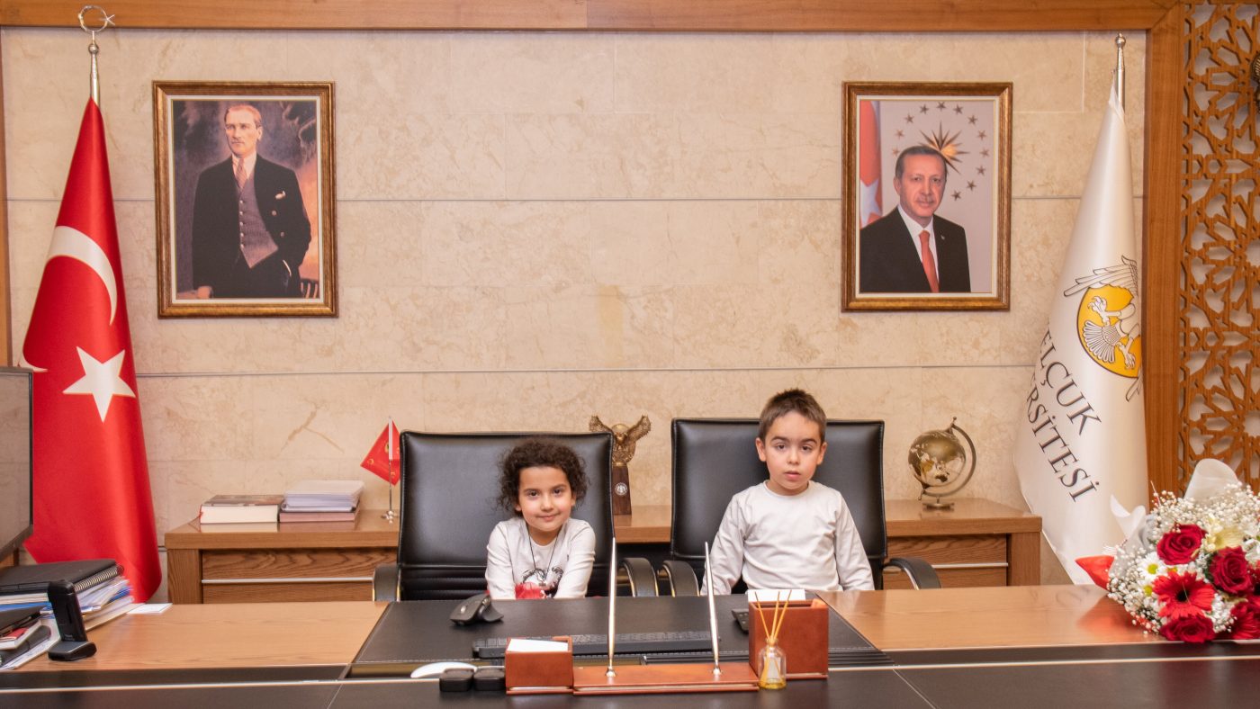Rektör Yılmaz, makamını çocuklara devretti