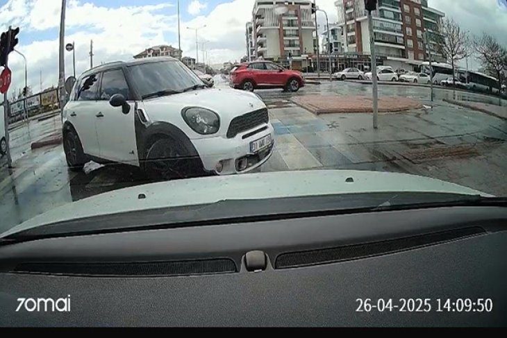 Konya’da Kadın Sürücü Kırmızı Işıkta Geçip Başka Bir Kadın Sürücüye Çarptı Ve Kaçtı!