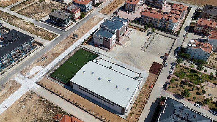 Ahmet Çalık Kapalı Spor Salonu Ve Suni Çim Sahası’nın Yapımı Tamamlandı