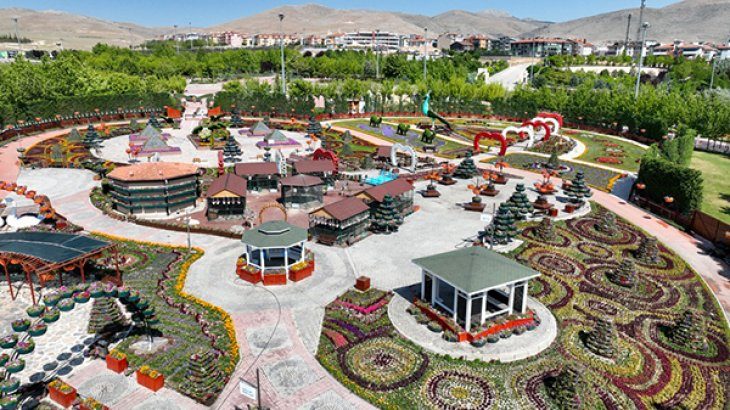 Turizmin Gözdesi Selçuklu Çiçek Bahçesi Ziyaretçilerini Bekliyor