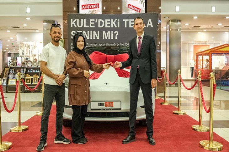 ''Kule’deki Tesla Senin mi?” Kampanyasının Talihlisi Otomobiline Kavuştu