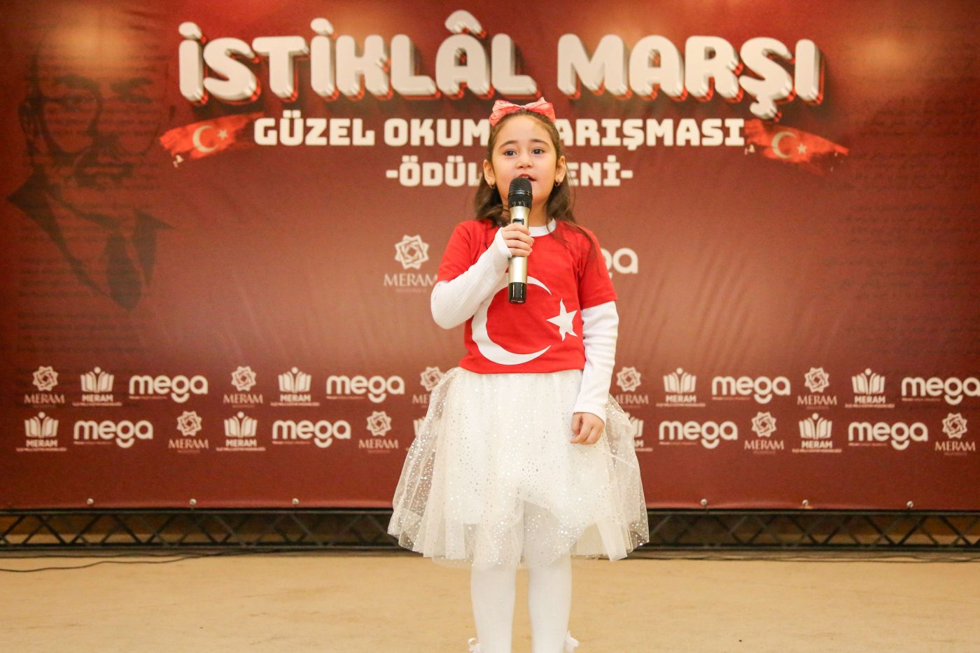İstiklal Marşını En Güzel Okuyan Minikler Yine Sahnede