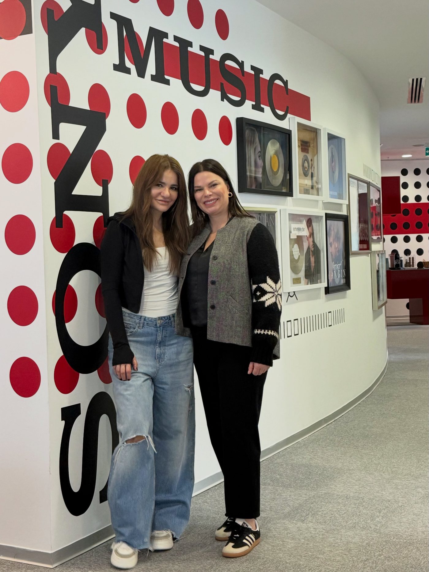 Derya Bedavacı Ve Sony Musıc Türkiye İş Birliğine Yeniden İmza