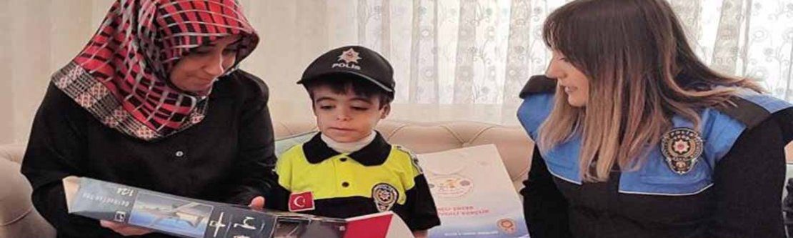12 Yaşındaki Kelebek Hastası Çocuğa Polislerden Sürpriz