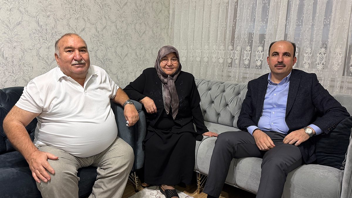 BAŞKAN ALTAY, “VEFA UMRESİ” İLE KUTSAL TOPRAKLARA GİDEN VATANDAŞLARI EVLERİNDE ZİYARET ETTİ