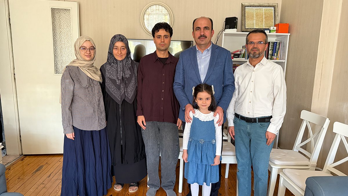 BAŞKAN ALTAY, “UMRE ÖDÜLLÜ SİYER YARIŞMASI” İLE UMREYE GİDEN YARIŞ AİLESİNİ ZİYARET ETTİ