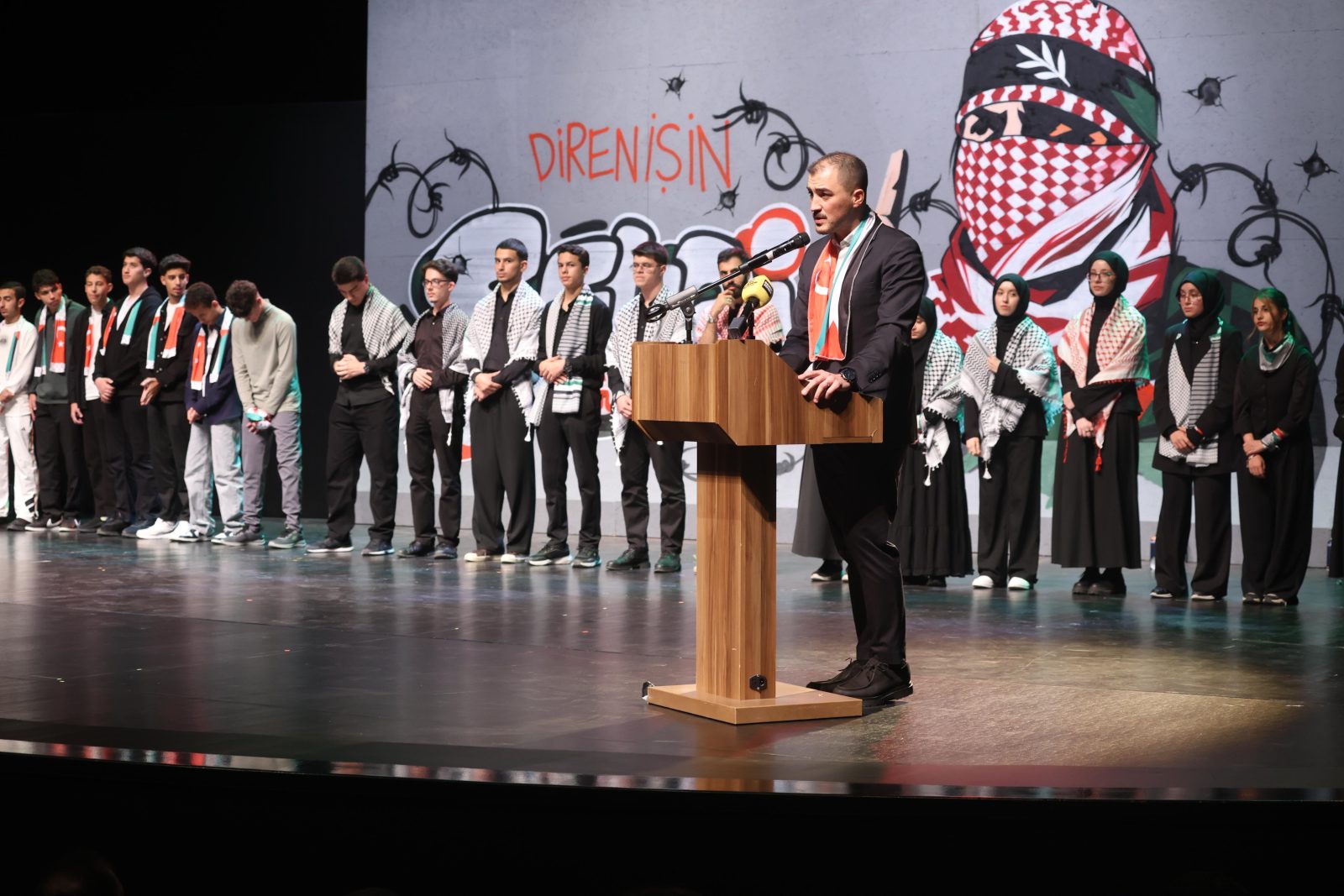 LİMA’DA GENÇLERİN DİLİNDEN GAZZE’NİN DİRENİŞİ ŞİİRE DÖKÜLDÜ