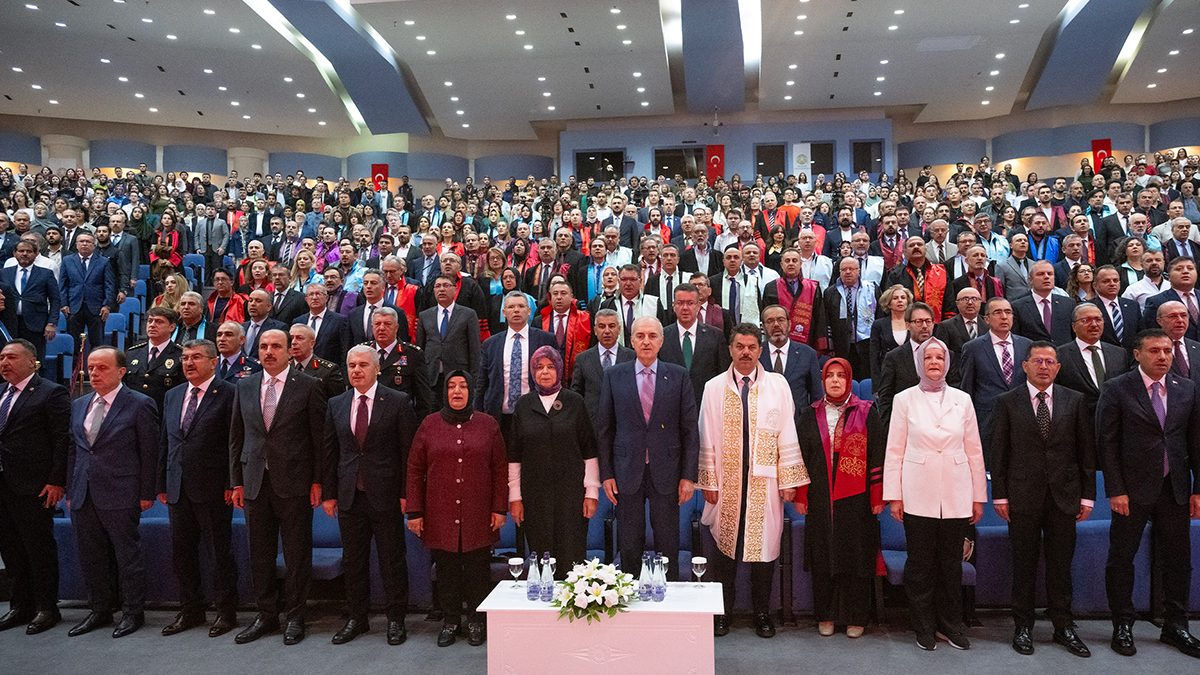 SELÇUK ÜNİVERSİTESİNDE AKADEMİK YIL AÇILIŞI TÖRENİ, TBMM BAŞKANI KURTULMUŞ’UN KATILIMIYLA GERÇEKLEŞTİ